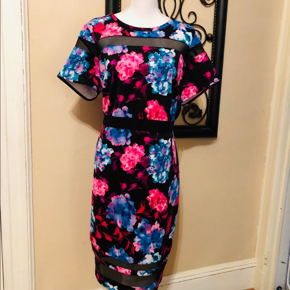 Flower pattern w sheer detail panel